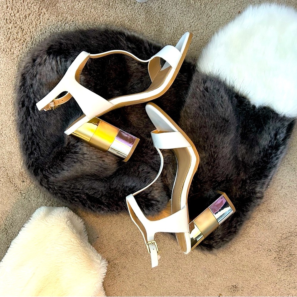 SHOES Bargain fashionista; meet your new BFF.Shop the closet🔥fashion designers…